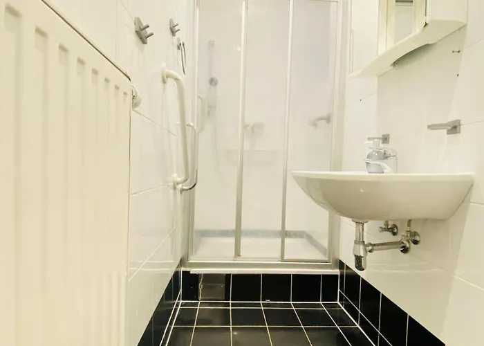 Lovely 4-br Retreat Ottakring With Stunning Apartamento Viena